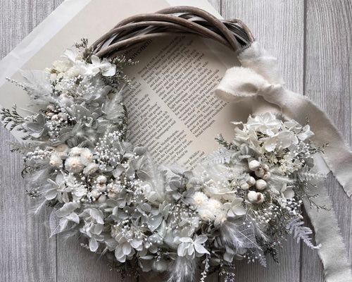 ホワイトとパールグレーのリース プリザーブドフラワー アジサイ