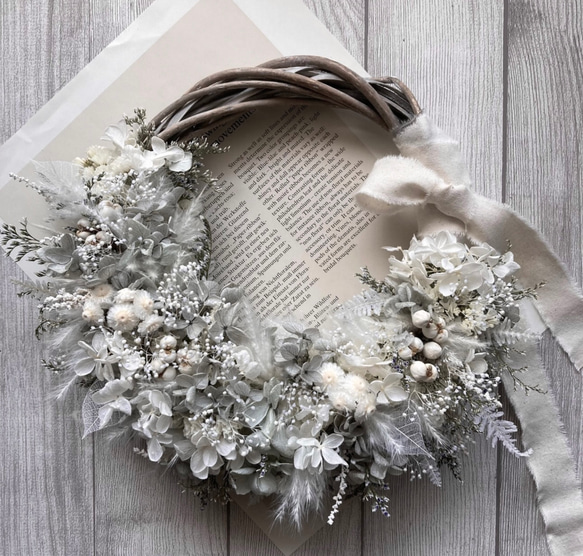 ホワイトとパールグレーのリース プリザーブドフラワー アジサイ