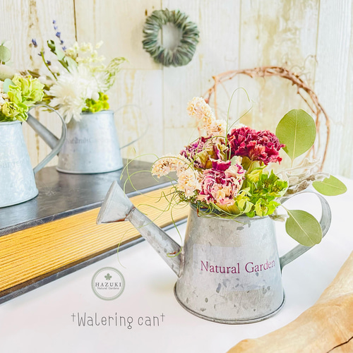 カーネーションドライフラワーミニブーケとブリキ缶ジョウロ