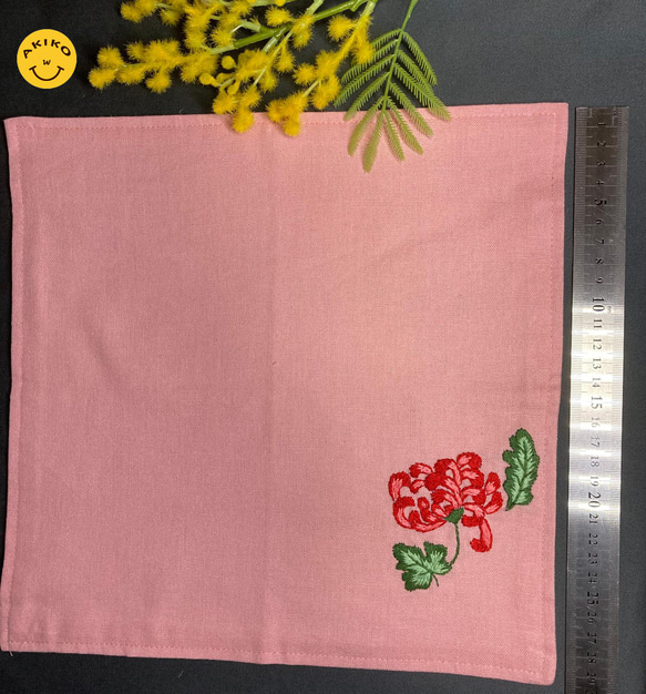 リネン手刺繍ハンカチ「おおぎく（大菊）」30cm×30cm 「ピンク」 4枚目の画像