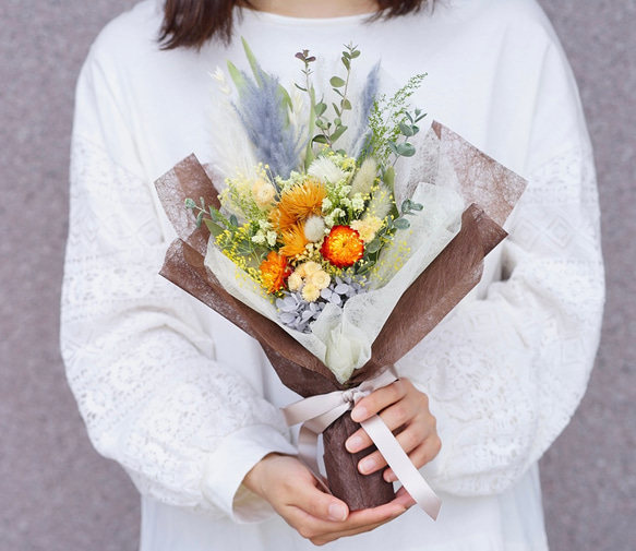 【敬老の日・誕生日・ギフト】Olivia オレンジのドライフラワー花束　スワッグ　2way 韓国風ラッピング　 4枚目の画像