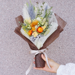 【敬老の日・誕生日・ギフト】Olivia オレンジのドライフラワー花束　スワッグ　2way 韓国風ラッピング　 2枚目の画像