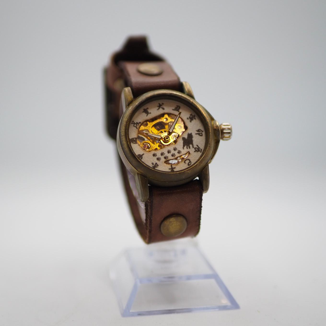 柴犬が時計の上を横断する機械式腕時計　歩く子犬