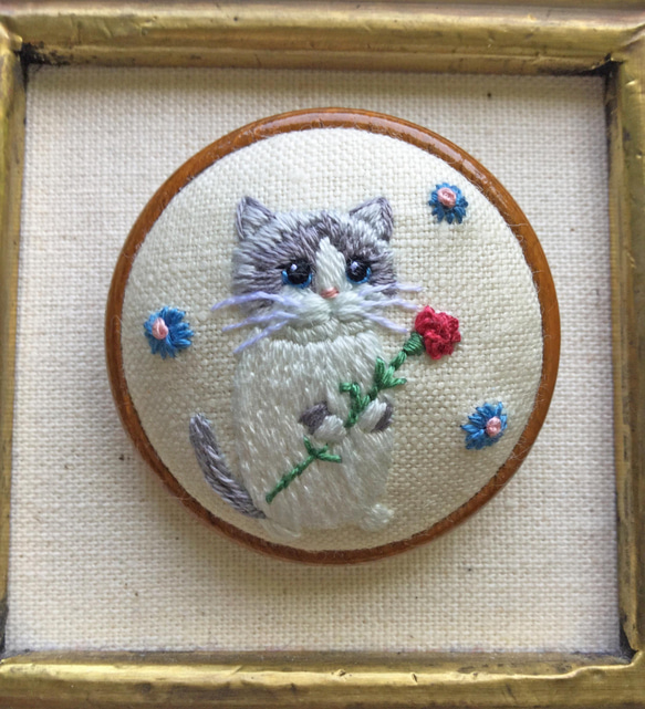 ねこと花の刺繍ブローチ（カーネーション）／2種類 2枚目の画像