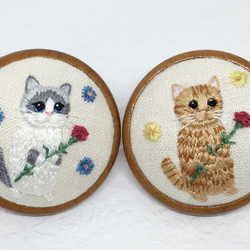 ねこと花の刺繍ブローチ（カーネーション）／2種類 1枚目の画像