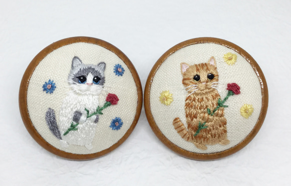 ねこと花の刺繍ブローチ（カーネーション）／2種類 1枚目の画像