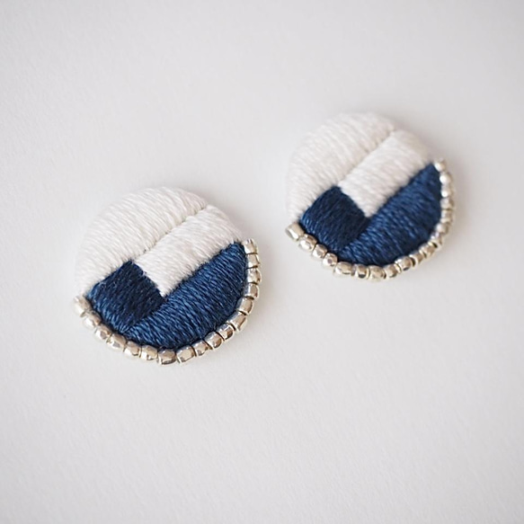 ビーズ刺繍ピアスorイヤリング　ネイビー　夏　チタンピアス/サージカルステンレス/樹脂ノンホールピアス有　ラッピング可 2枚目の画像