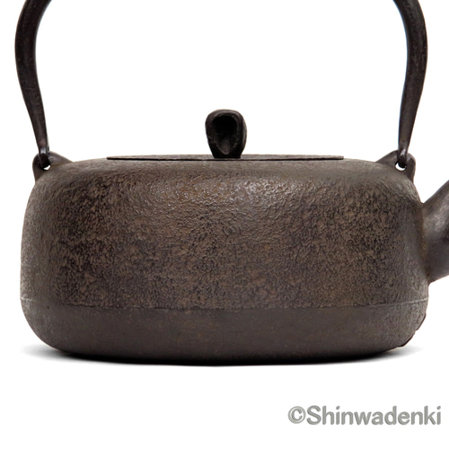 南部鉄器　岩戸賢一郎作　平丸型鉄瓶 南部鉄器 岩戸賢一郎作 平丸型鉄瓶