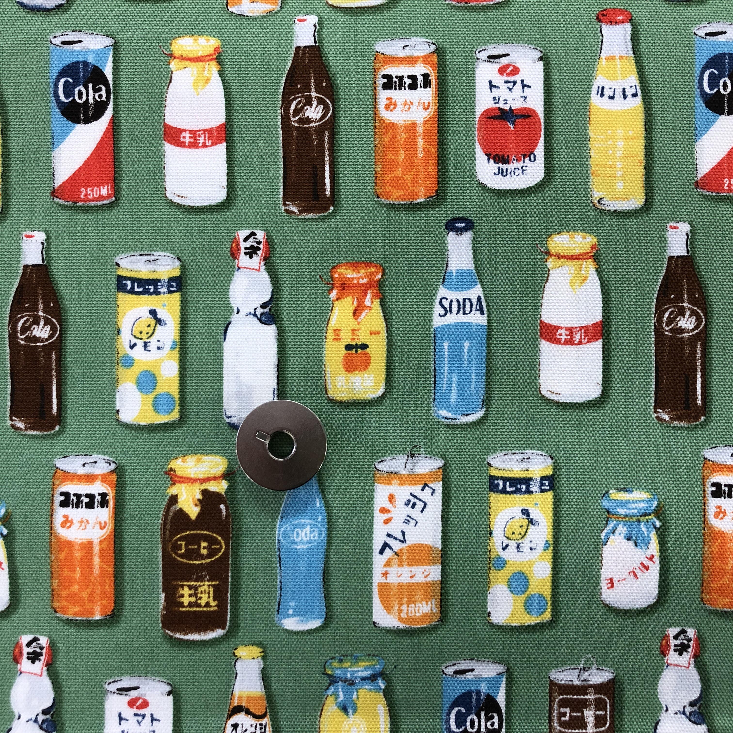 100×50】懐かしい缶ジュース・瓶ドリンク柄 オックス生地（モス