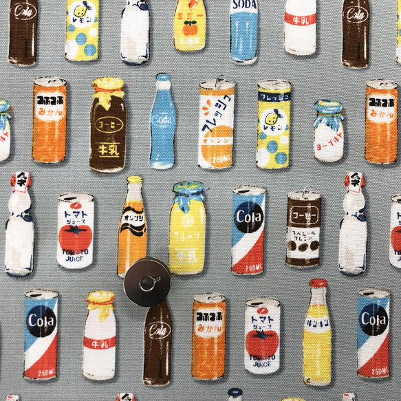 【100×50】懐かしい缶ジュース・瓶ドリンク柄　オックス生地（グレー） 1枚目の画像