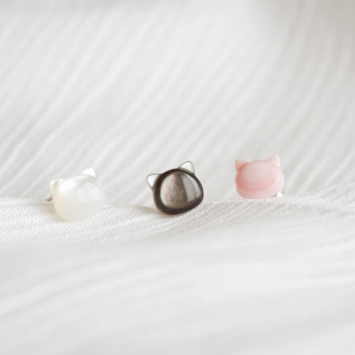 小さな天然石◇グリーンオニキス◇ホワイトシェル猫のピアス