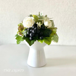 [完売しました]白い花と多肉植物のグリーンインテリア｜白と緑のフェイクグリーンアレンジ 8枚目の画像