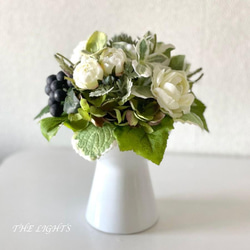 [完売しました]白い花と多肉植物のグリーンインテリア｜白と緑のフェイクグリーンアレンジ 7枚目の画像