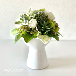 [完売しました]白い花と多肉植物のグリーンインテリア｜白と緑のフェイクグリーンアレンジ 6枚目の画像
