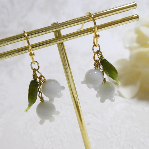 ガラスのアクセサリー「すずらんピアス 白・B 」 ピアス（フック
