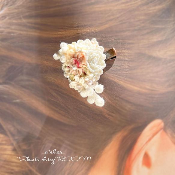 布のお花と編み花のプチヘアクリップ スモールサイズ 約3cm 薔薇 パールビーズ　大人可愛い 6枚目の画像