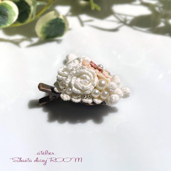布のお花と編み花のプチヘアクリップ スモールサイズ 約3cm 薔薇 パールビーズ　大人可愛い 4枚目の画像