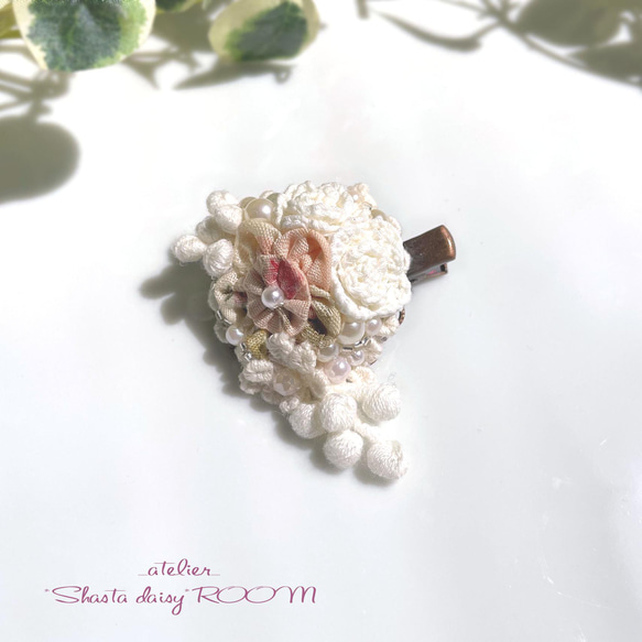 布のお花と編み花のプチヘアクリップ スモールサイズ 約3cm 薔薇 パールビーズ　大人可愛い 1枚目の画像