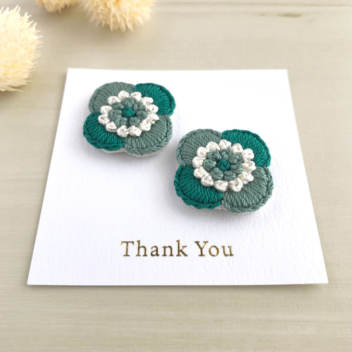 北欧風 四つ葉のクローバー 刺繍ピアス/イヤリング ピアス（その他