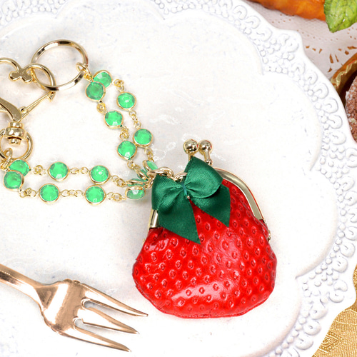 いちごな豆がま口のバッグチャーム（黄緑ストーン付きチェーン
