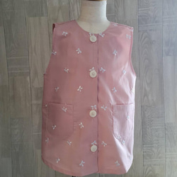 【数量限定価格】80～130size リボン刺繍 ピンク 総柄 前ボタン 袖なしスモック 1枚目の画像