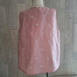 【数量限定価格】80～130size リボン刺繍 ピンク 総柄 前ボタン 袖なしスモック 2枚目の画像