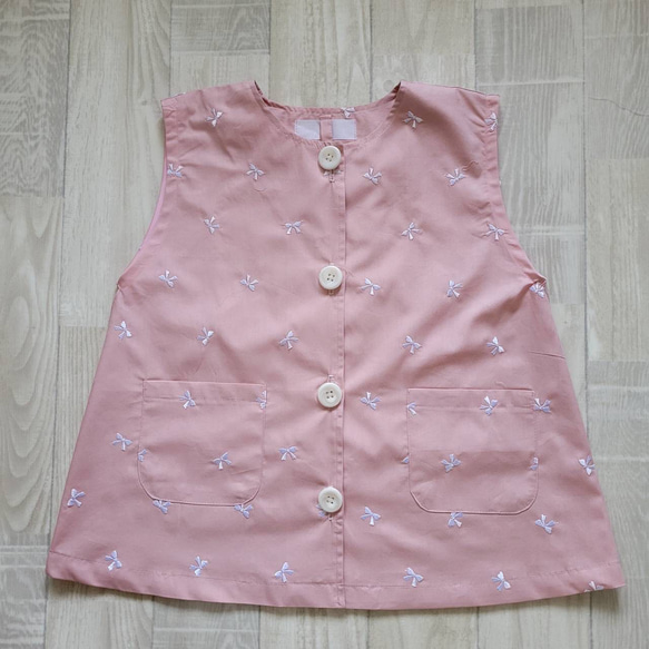 【数量限定価格】80～130size リボン刺繍 ピンク 総柄 前ボタン 袖なしスモック 4枚目の画像