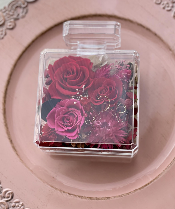 透明感溢れるアクリル樹脂香水ボトル✨プリザーブドフラワの薔薇プレゼント母の日誕生日お祝いギフト✨プロフーモカラーアレンジ 9枚目の画像