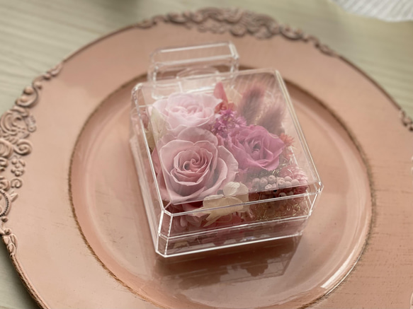 透明感溢れるアクリル樹脂香水ボトル✨プリザーブドフラワの薔薇プレゼント母の日誕生日お祝いギフト✨プロフーモカラーアレンジ 7枚目の画像