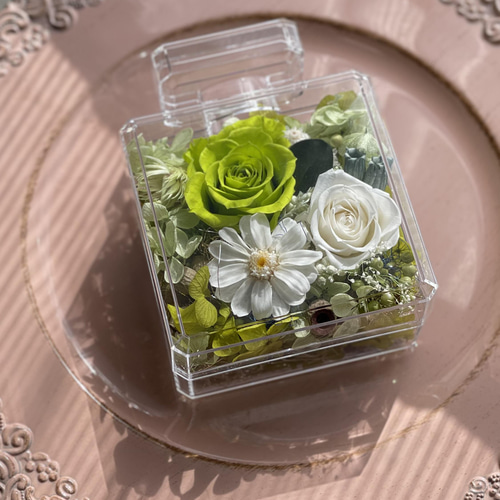 透明感溢れるアクリル樹脂香水ボトル✨プリザーブドフラワの薔薇