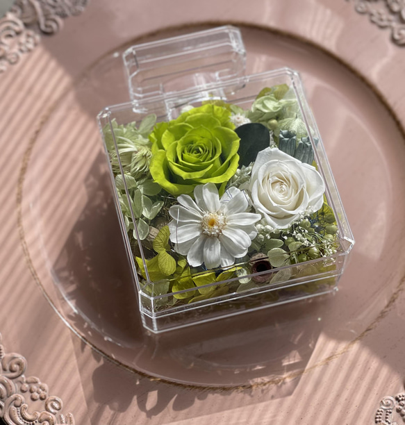 透明感溢れるアクリル樹脂香水ボトル✨プリザーブドフラワの薔薇プレゼント母の日誕生日お祝いギフト✨プロフーモカラーアレンジ 5枚目の画像