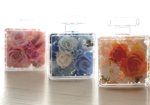 透明感溢れるアクリル樹脂香水ボトル✨プリザーブドフラワの薔薇プレゼント母の日誕生日お祝いギフト✨プロフーモカラーアレンジ 3枚目の画像
