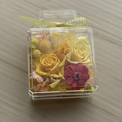 透明感溢れるアクリル樹脂香水ボトル✨プリザーブドフラワの薔薇プレゼント母の日誕生日お祝いギフト✨プロフーモカラーアレンジ 15枚目の画像