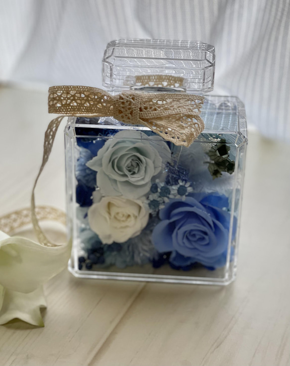 透明感溢れるアクリル樹脂香水ボトル✨プリザーブドフラワの薔薇プレゼント母の日誕生日お祝いギフト✨プロフーモカラーアレンジ 13枚目の画像