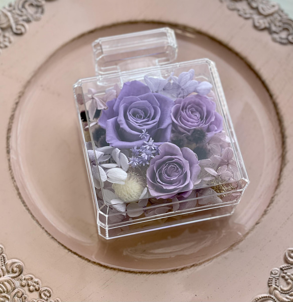 透明感溢れるアクリル樹脂香水ボトル✨プリザーブドフラワの薔薇プレゼント母の日誕生日お祝いギフト✨プロフーモカラーアレンジ 10枚目の画像