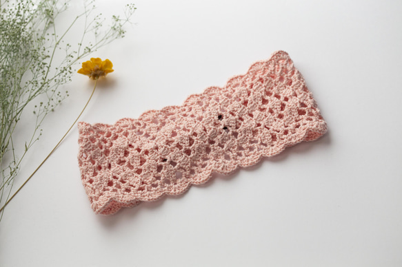 春色ベビーピンクのコットンで透かし編みのカチューム（ヘアバンド）。ゴムで長さ調整可能。短くしてキッズにも○ 1枚目の画像