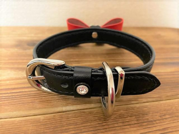 犬の革製手縫い首輪　22.5～26cmの首周りに最適（ベルト穴範囲22.5～28.5）黒×赤　リボンのモチーフ 3枚目の画像