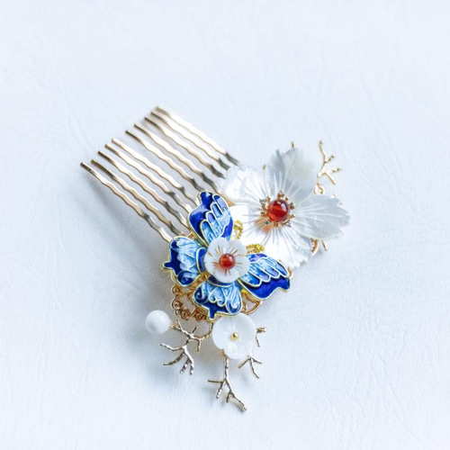 白蝶貝シェルフラワーと七宝焼蝶のヘアコーム ヘアアクセサリー 髪飾り