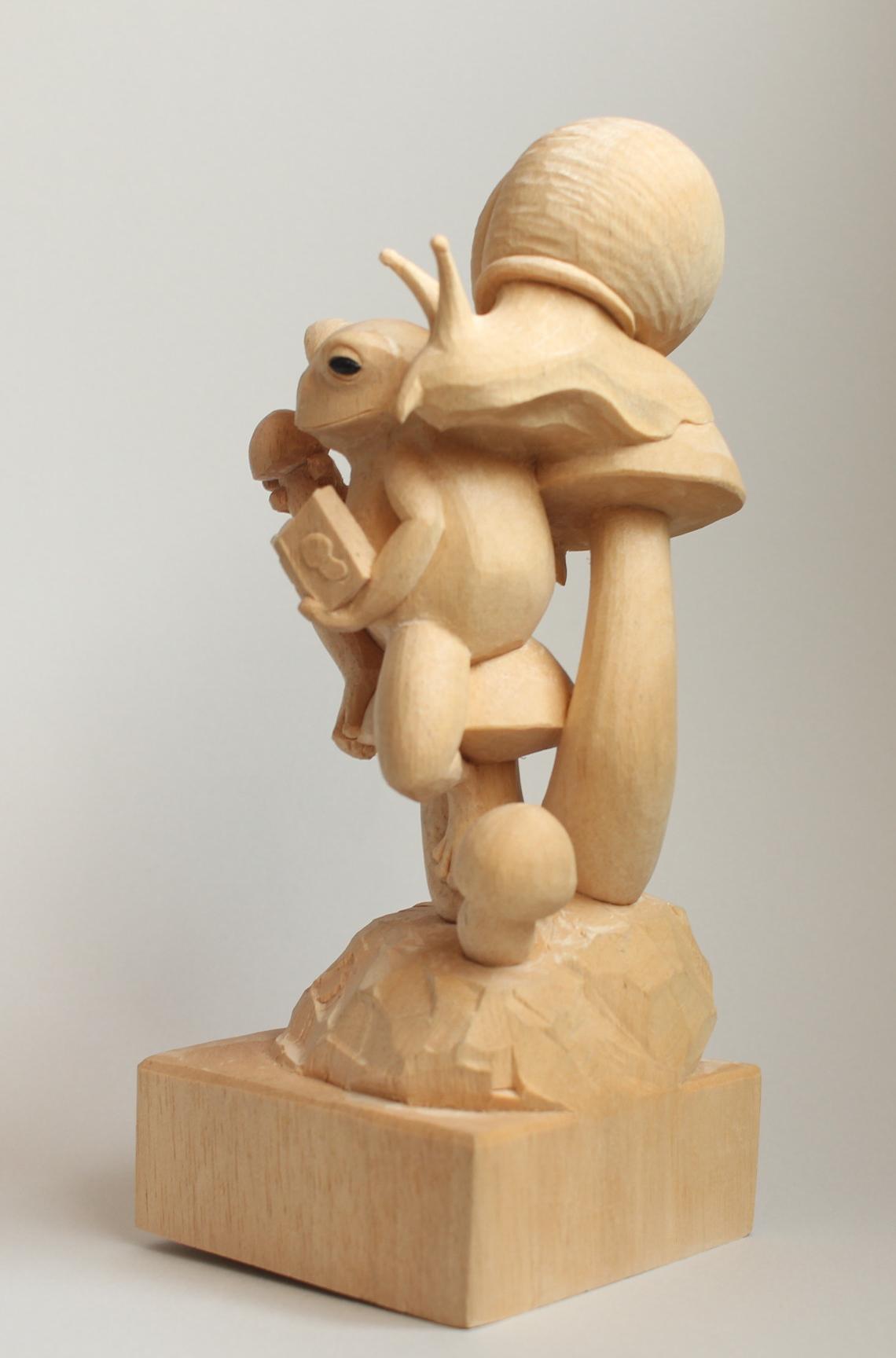 【木彫り】カエルとカタツムリ『きのこ狩り』