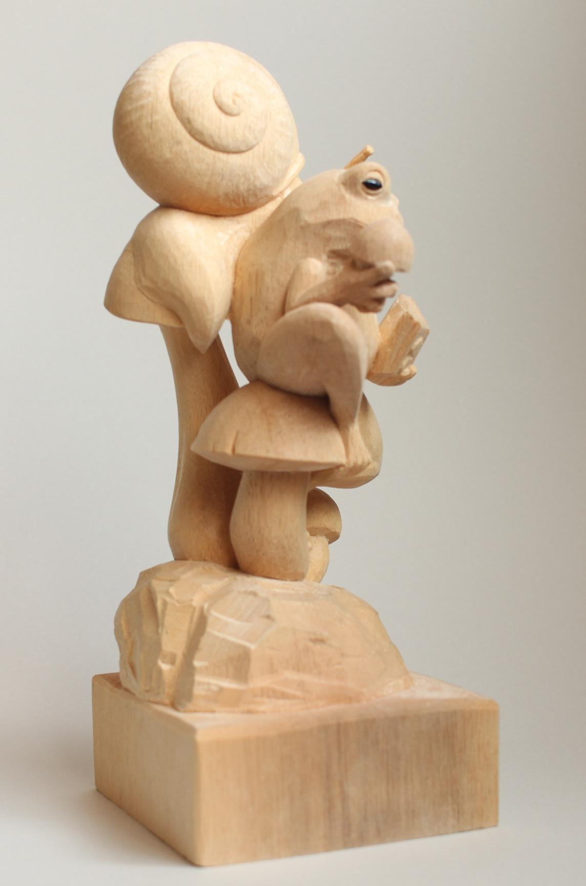 【木彫り】カエルとカタツムリ『きのこ狩り』