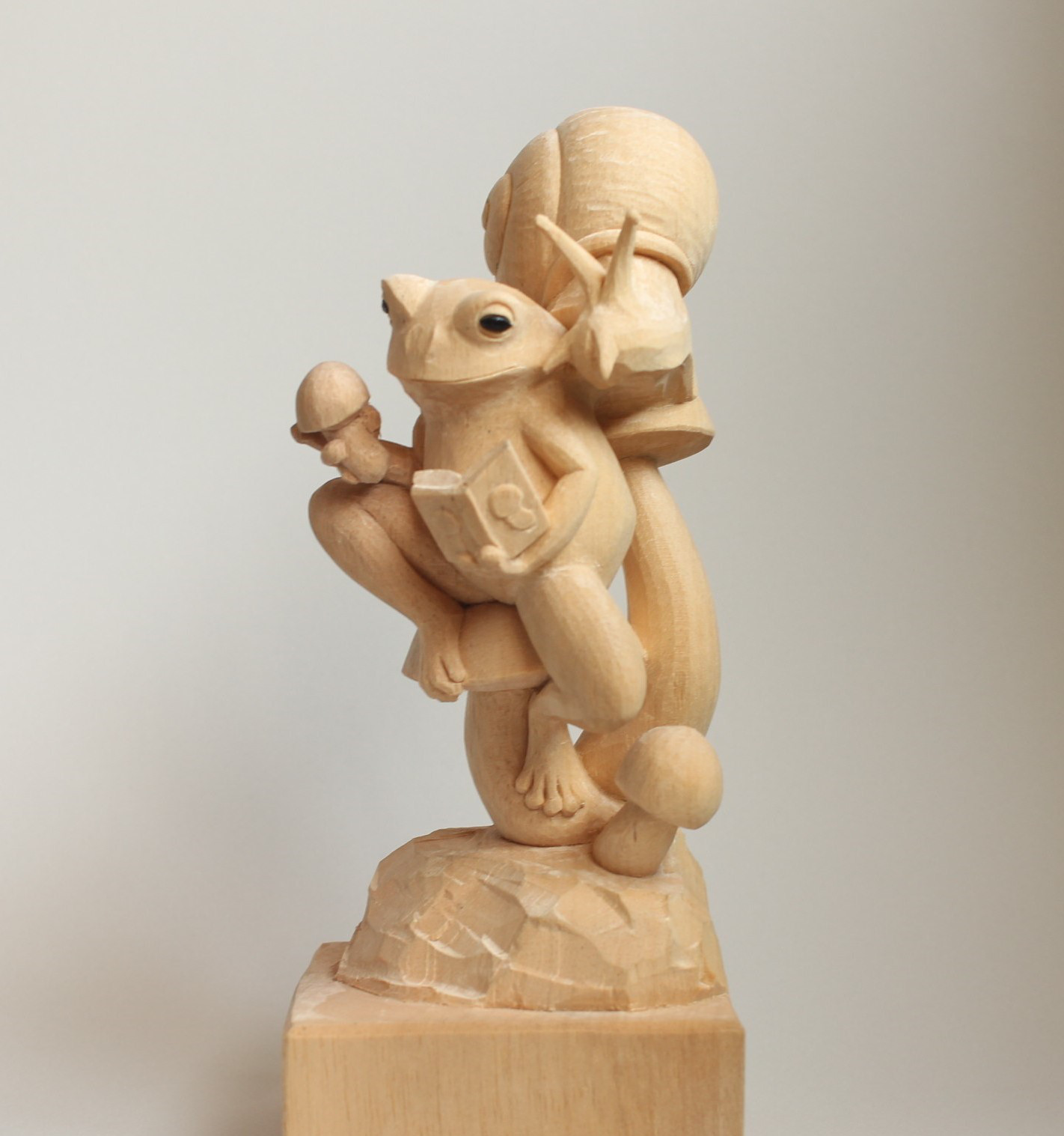 【木彫り】カエルとカタツムリ『きのこ狩り』