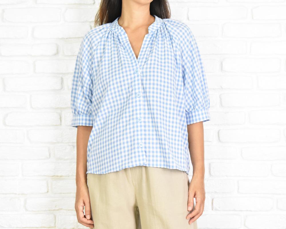 ギンガムチェック柄ふんわり袖のスキッパーブラウス　ブルー