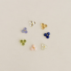まるい天然石の小さいお花ピアス　ラピスラズリ　シンプル　サージカルステンレス　春夏　新生活　上品　シック　ネイビー 9枚目の画像