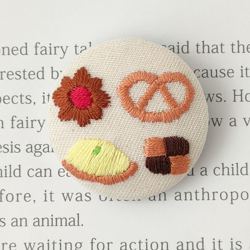 受注制作】洋菓子詰め合わせ刺繍ブローチ クッキー缶 ブローチ