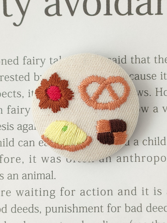 受注制作】洋菓子詰め合わせ刺繍ブローチ クッキー缶 ブローチ
