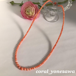 少し長めの約46cmピンク珊瑚玉ネックレス・シンプルで優しい春色　R40409 1枚目の画像