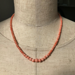 少し長めの約46cmピンク珊瑚玉ネックレス・シンプルで優しい春色　R40409 4枚目の画像