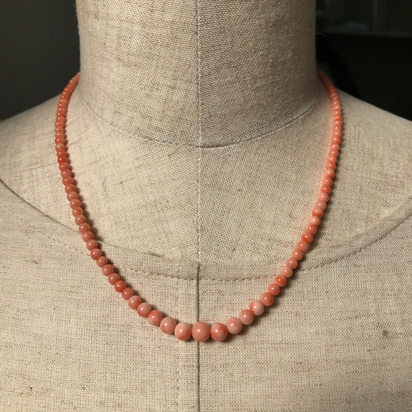 少し長めの約46cmピンク珊瑚玉ネックレス・シンプルで優しい春色　R40409 4枚目の画像