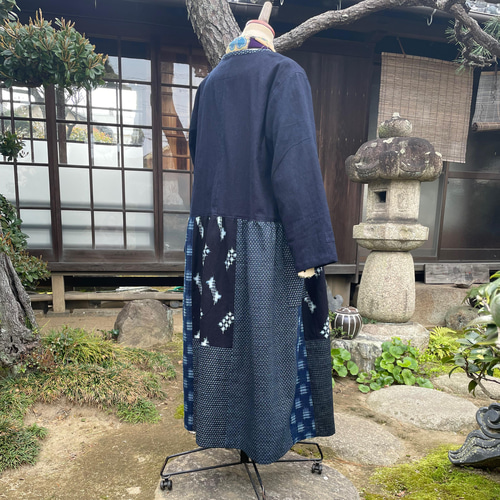 着物リメイク】藍染め絣の羽織りワンピース/刺し子/ギャザー 着物リメイク】藍染め絣の羽織りワンピース/刺し子/ギャザー