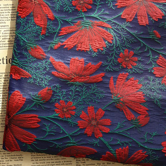 赤いコスモス花柄 ジャカード織りの生地 [2716] 1枚目の画像